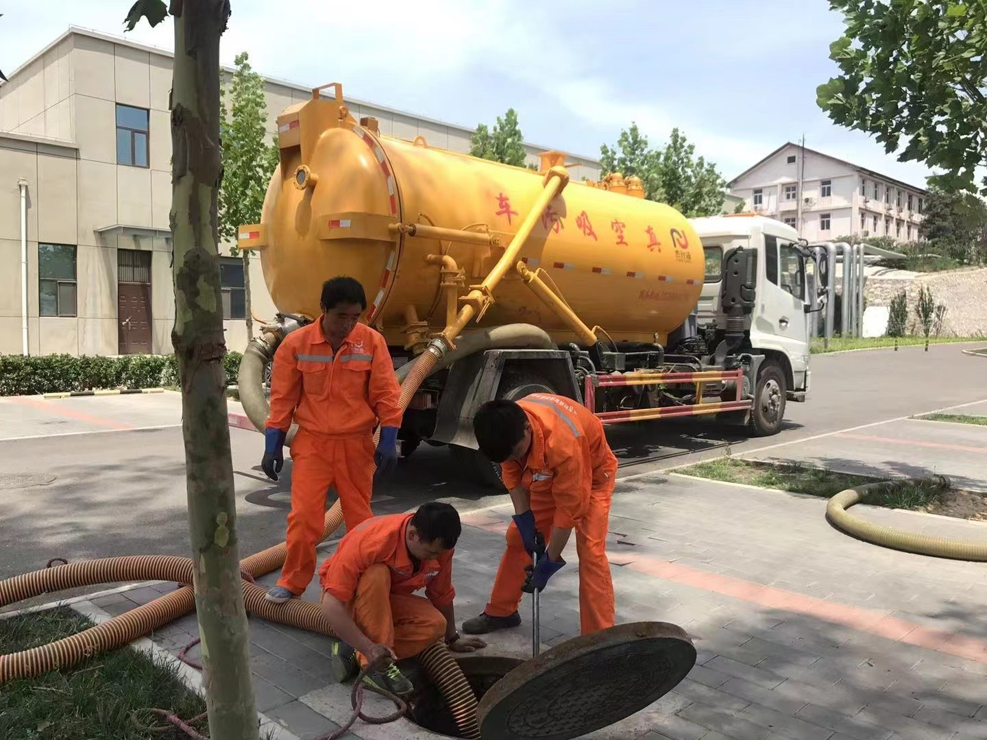 汉源管道疏通车停在窨井附近