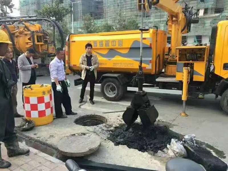 汉源街道：网格员化身“清道夫”，为民解忧疏通“堵心”化粪池