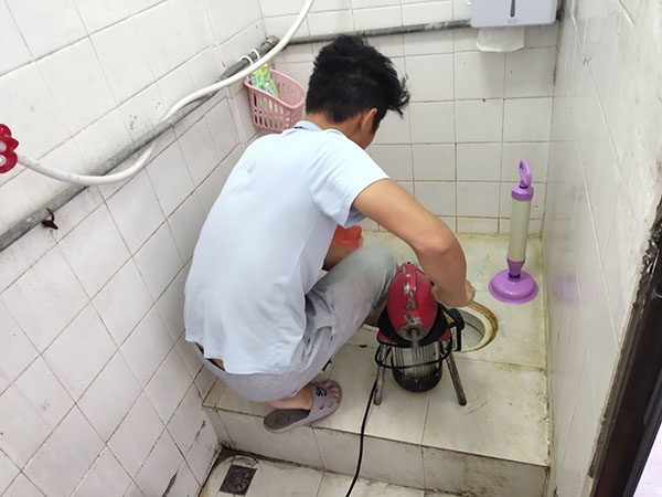 汉源肥皂掉到马桶里把马桶堵住了怎么办？马桶堵住了怎么办