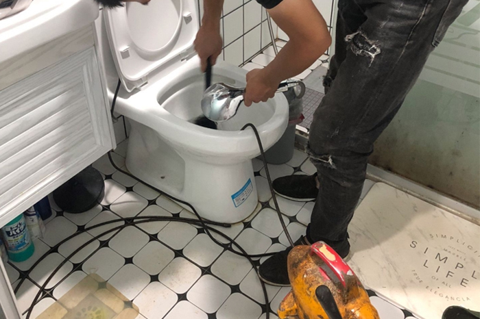 汉源马桶堵塞自己疏通还是找师傅？专业上门服务让你省时更省心